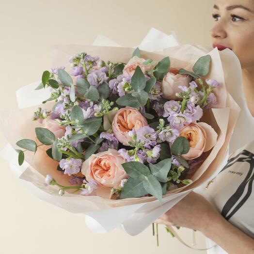 44. Delicado ramo con Juliet Peony Rose y fragante mattiola