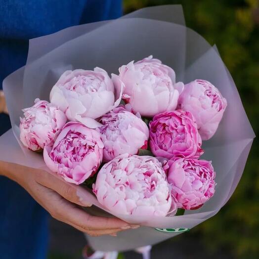 9 peonies in the design