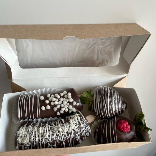 Клубника и бананы в молочном шоколаде