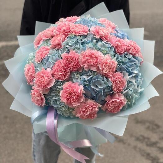 Carnations and hydrangeas in pink and blue tones