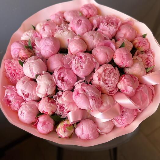 Lush bouquet of peonies in pink