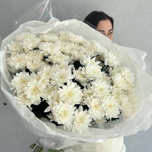 Букет из белых кустовых хризантем