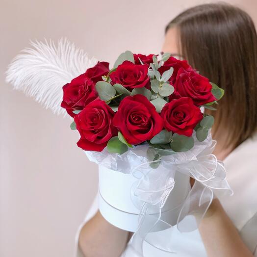 Красные розы в шляпной коробке