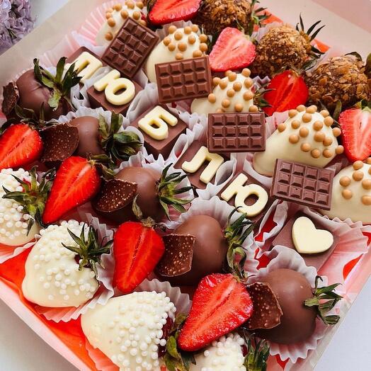 Gran XL conjunto de fresas cubiertas de chocolate "Love" con la adición de fresas frescas