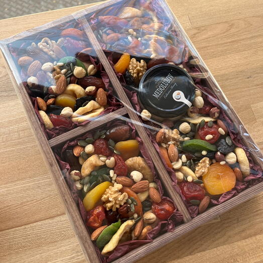 Ящик с сухофруктами, орехами и мёдом