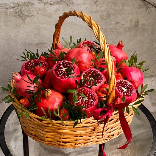 Яркая корзина с гранатами и клубникой
