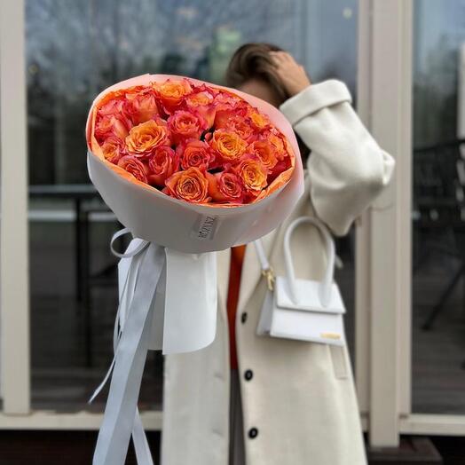 Букет из 35 огненных роз в фирменной упаковке