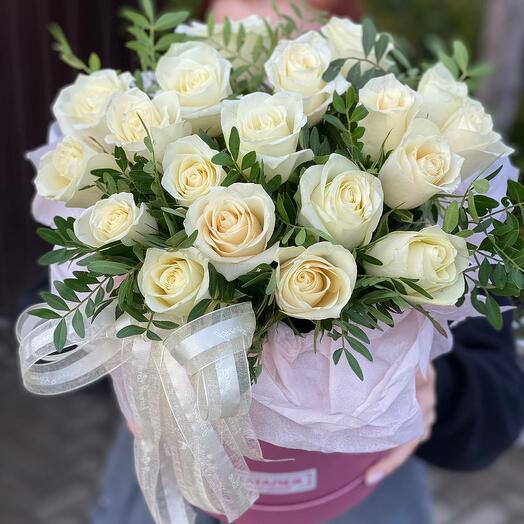 Коробка с белыми розами