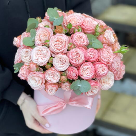 Розы кустовые в коробке