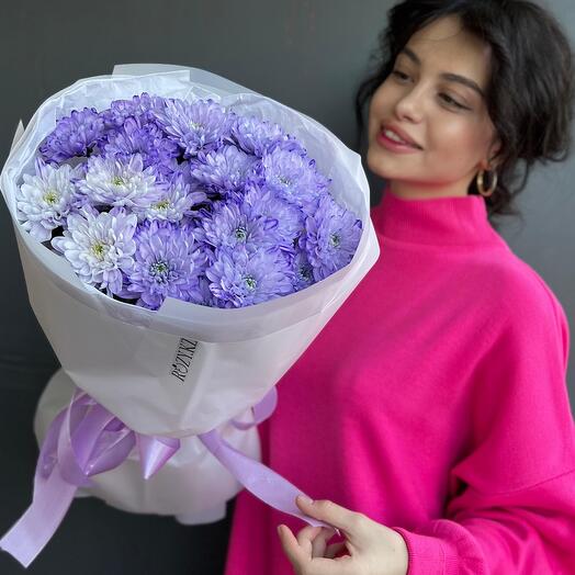 Моно букет из хризантем в фирменном оформлении