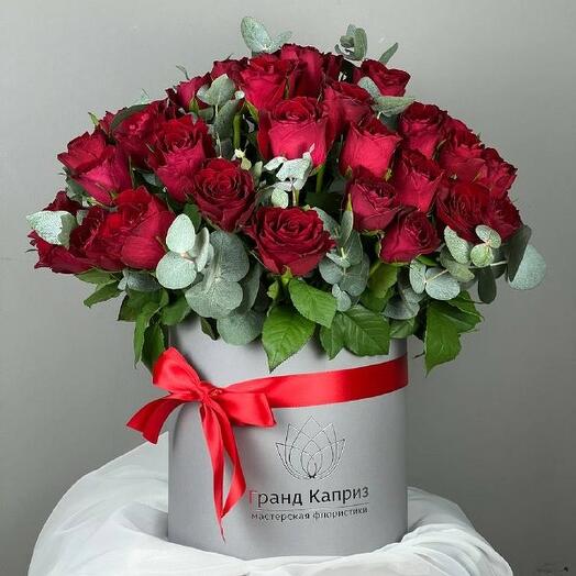Композиция из роз Мадам Рэд с эвкалиптом (51 шт)