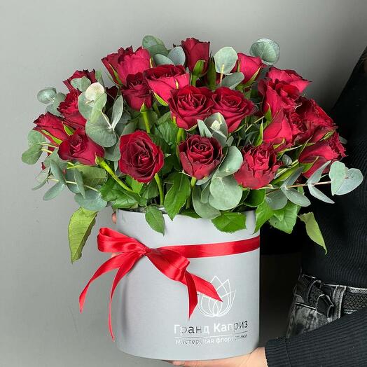 Композиция из роз Мадам Рэд с эвкалиптом (35 шт)