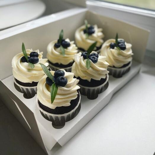 Cupcakes decorated with blueberries