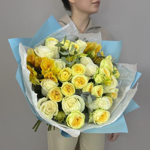 Голубой Букет с кремовыми розами эвкалиптом и альстромериями