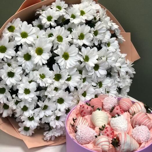 Букет ромашек "Весеннее вдохновение" и клубника в шоколаде