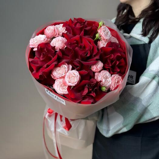 Яркий букет из цветов с французской и пионовидной розой