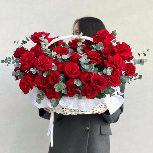 Огненная корзина с красными розами