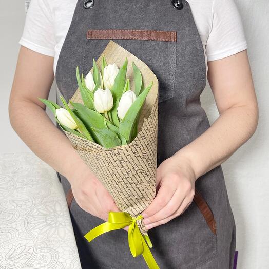 Букет из 5 белых тюльпанов в крафте. Корпоративный заказ