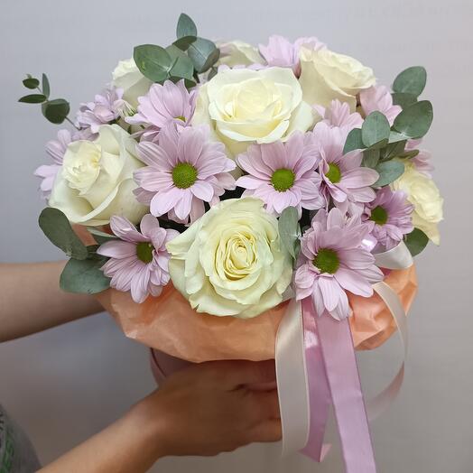 Коробка с белыми розами