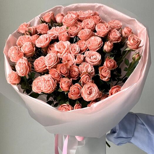 Букет кустовых роз в размере M
