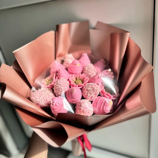 Букет из 15 клубник в шоколаде и 3 шоколадных ромашки