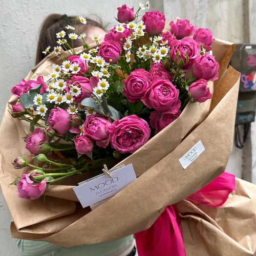 Bushy peony-shaped rose with chamomile