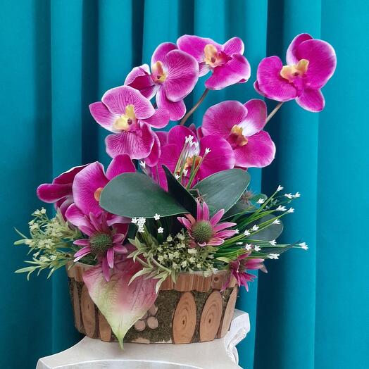 Композиция из декоративных цветов