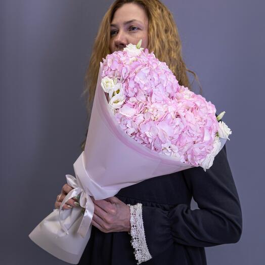 Bouquet of pink Hydrangeas and white Eustoma