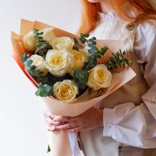 Букет из 9 роз "Candlelight" в оформлении