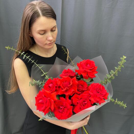 Алые французские розы с эвкалиптом