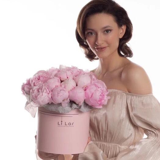 25 ПИОНОВ В ШЛЯПНОЙ КОРОБКЕ 573