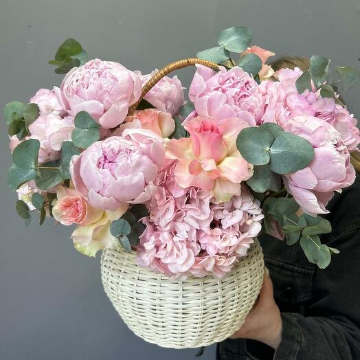 Нежно-розовая композиция с пионами, розами и гортензиями peony (000600010003)
