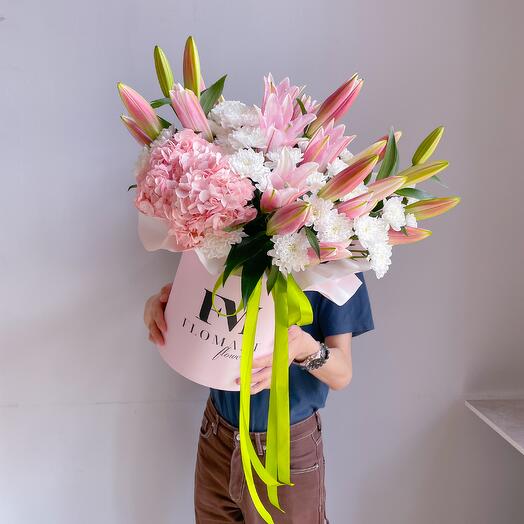 Композиция в коробке из лилии, гортензии и хризантемы