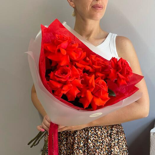 Bouquet of very persistent scarlet French roses