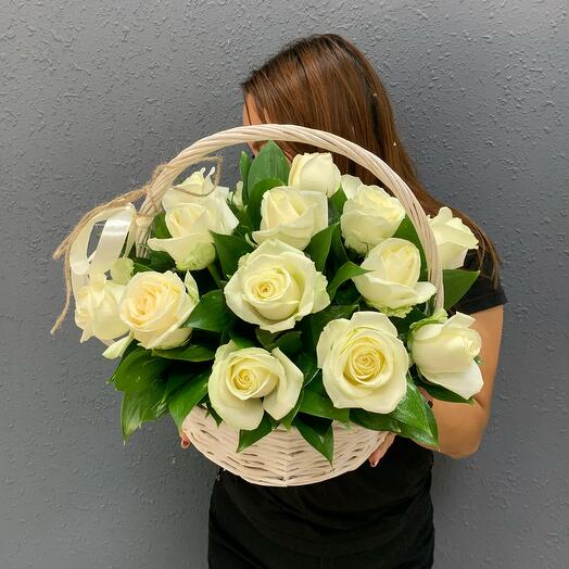 Плетёная корзина с розами