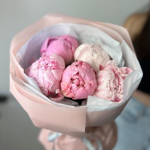 Ramo de peonías rosas
