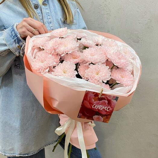 Нежный персик из кустовых ажурных хризантем