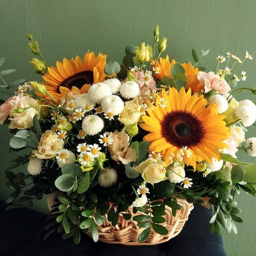 Подсолнухи, ромашки, кустовая роза, средняя корзинка с подсолнухами и летними цветами n 115
