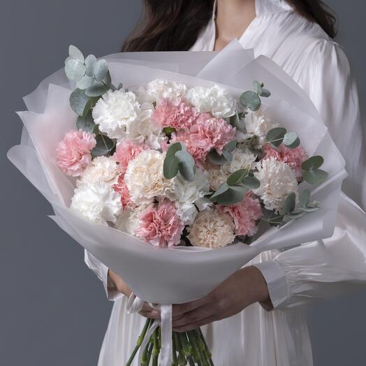 Нежный букет из разноцветной гвоздики9