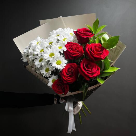 Bouquet of roses and chrysanthemums
