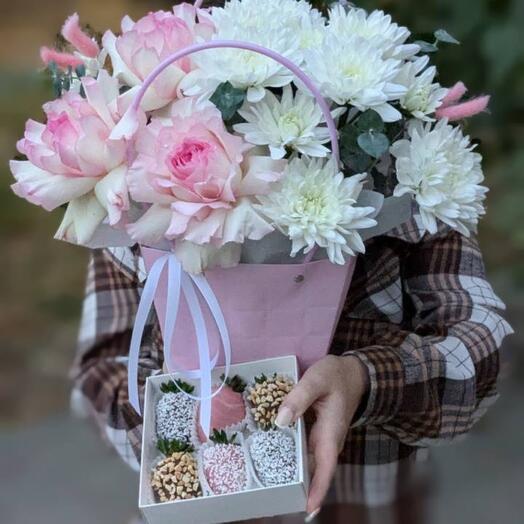 Set: composition in a handbag "Fairy Garden" with chocolate-covered strawberries