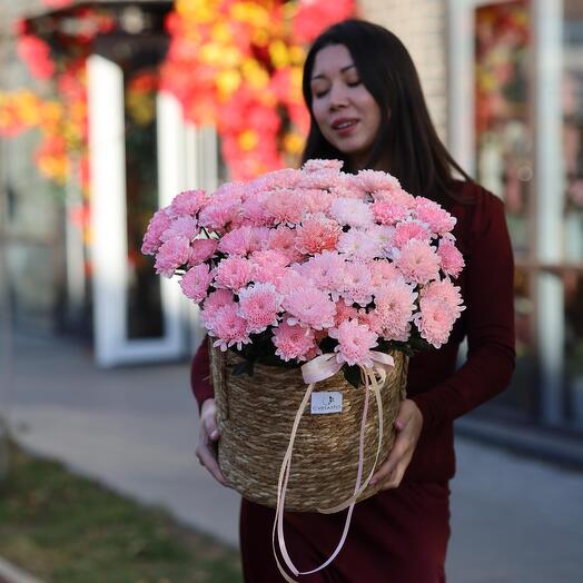 Корзина с розовыми хризантемами L