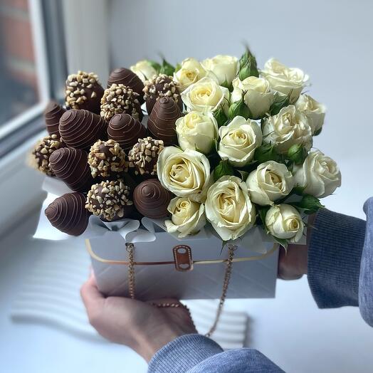 Цветы в коробке с клубникой в молочном шоколаде Callebaut ( Бельгия)