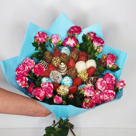 Año Nuevo. Navidad. Ramo de fresas cubiertas de chocolate con rosas