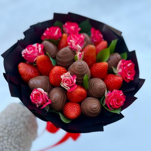 Ramo de fresas cubiertas de chocolate y rosas arbustivas