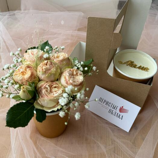 Цветы в коробке +cake to go для мамы