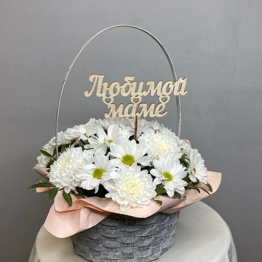 Кустовые хризантемы в корзине с топером