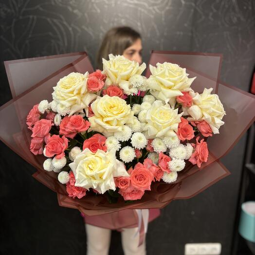 Букет с кустовой розой и с розой Софи Лорен