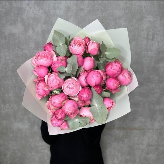 Букет из кустовой Пионовидной Розы с эвкалиптом