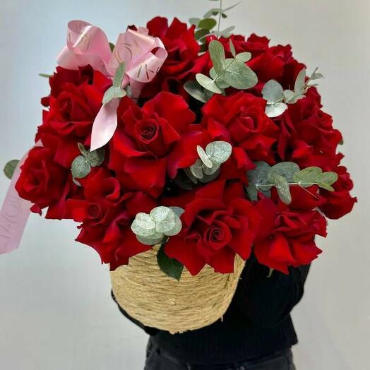 Французские розы с эвкалиптом в корзине из ротанга